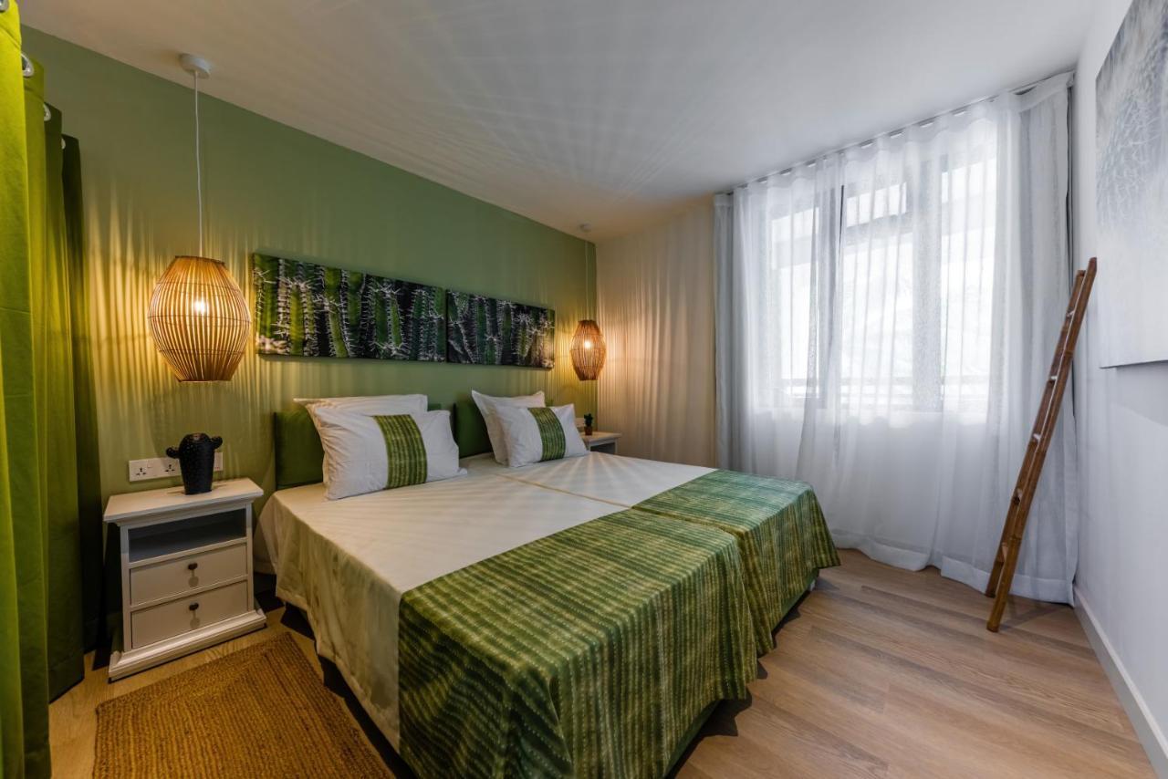 Les Cerisiers Beach Residence, Cosy And Modern 3 Bedroom Apartment Located 50 Metres From The Beach And From All Amenities And Restaurants On The Coastal Road Flic en Flac Exterior foto