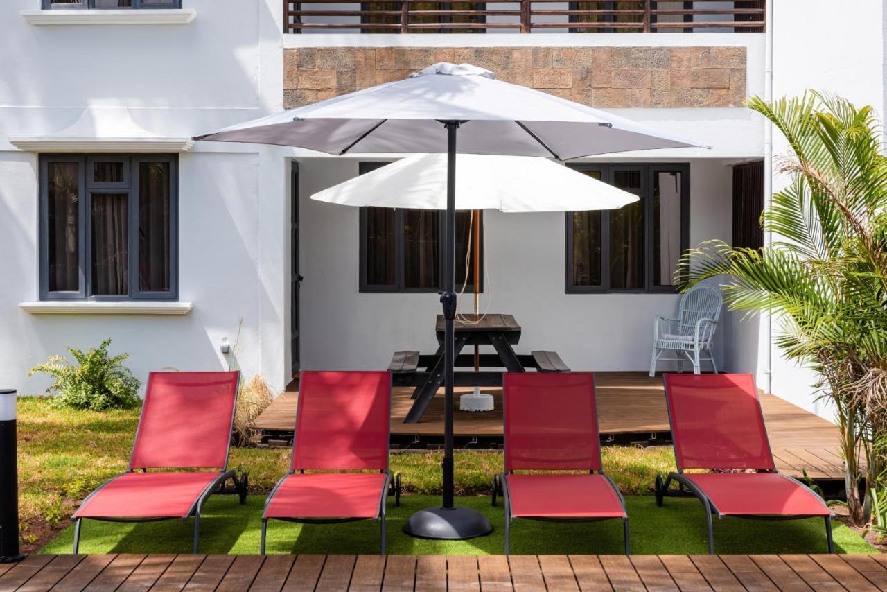 Les Cerisiers Beach Residence, Cosy And Modern 3 Bedroom Apartment Located 50 Metres From The Beach And From All Amenities And Restaurants On The Coastal Road Flic en Flac Exterior foto