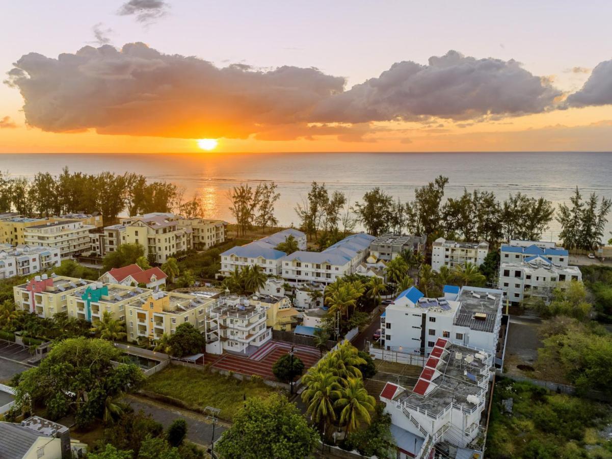 Les Cerisiers Beach Residence, Cosy And Modern 3 Bedroom Apartment Located 50 Metres From The Beach And From All Amenities And Restaurants On The Coastal Road Flic en Flac Exterior foto