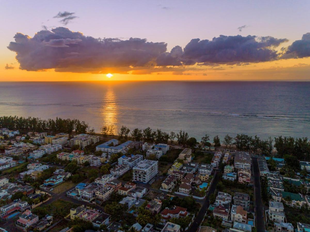 Les Cerisiers Beach Residence, Cosy And Modern 3 Bedroom Apartment Located 50 Metres From The Beach And From All Amenities And Restaurants On The Coastal Road Flic en Flac Exterior foto